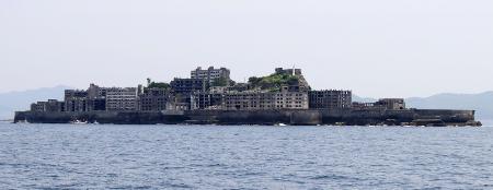 　世界遺産「明治日本の産業革命遺産」を構成する長崎市の端島（通称・軍艦島）＝５月