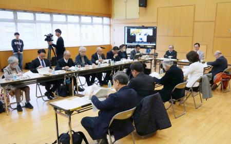 　展示の更新に関する中間報告が行われた長崎原爆資料館の運営審議会＝１９日午前、長崎市