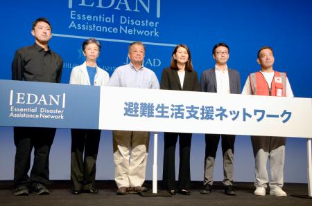 　「避難生活支援ネットワーク」の設立発表会で記念撮影をする参加団体の関係者たち＝２７日午前、東京都内