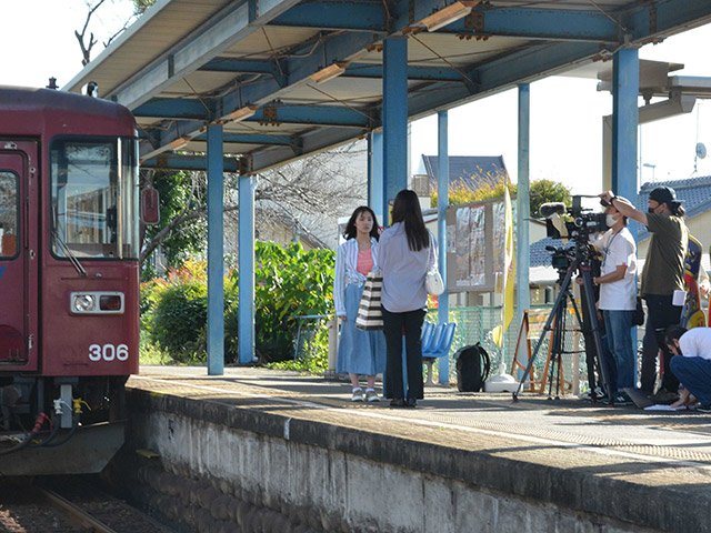 長良川鉄道関駅で撮影に臨む出演者ら＝関市元重町