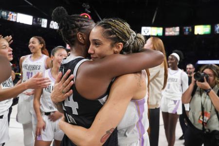 　ＷＮＢＡプレーオフ準決勝第３戦終了後、たたえ合うバルキリーズとエースズの選手＝９日、ラスベガス（ＡＰ＝共同）