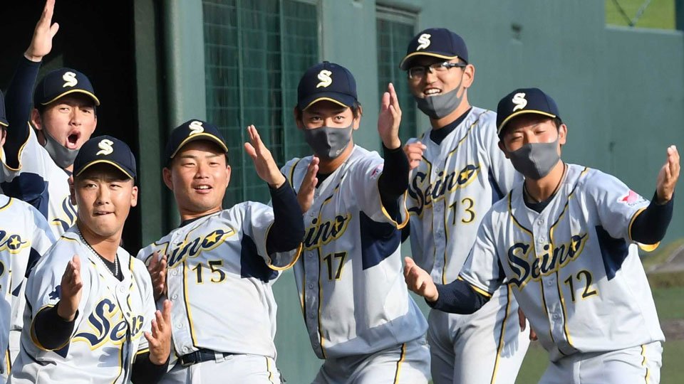 第９３回都市対抗野球大会東海地区２次予選の第５代表決定戦で本大会出場を決め、チームメートとおどける林優樹（左端）＝今年６月、岡崎市民