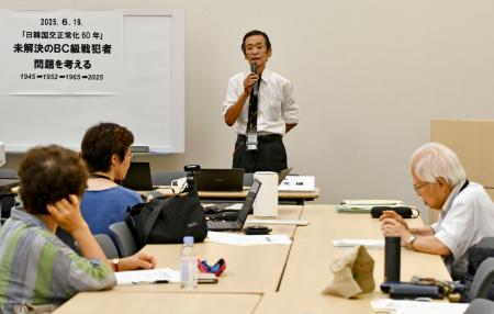 　ＢＣ級戦犯とされた朝鮮半島出身者らの名誉回復を求める団体「同進会」が開いた勉強会であいさつする朴來洪会長（中央）＝１９日午後、東京都千代田区