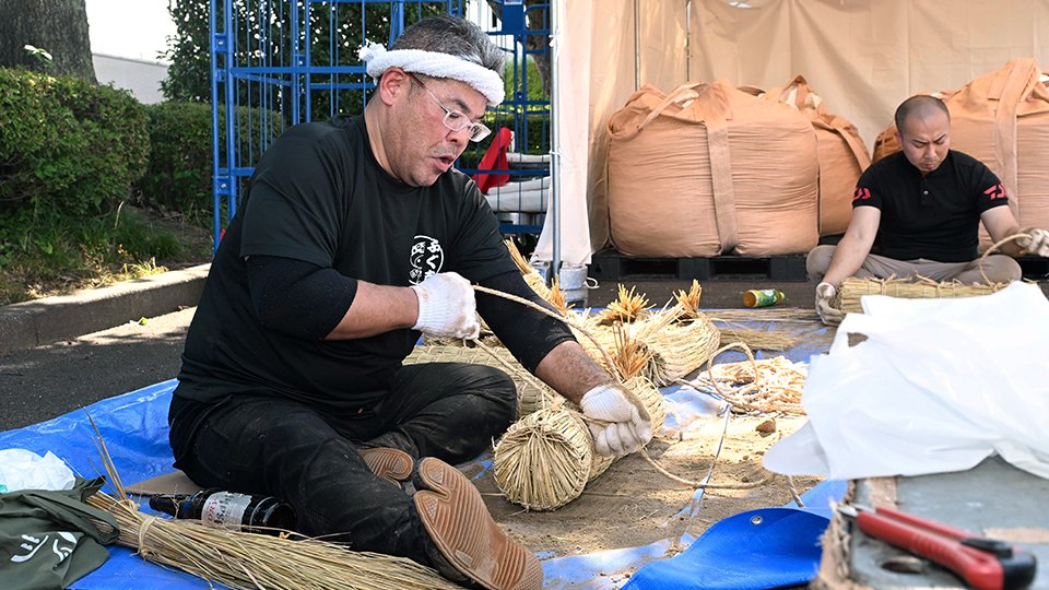 荒縄を編んで俵を作る琴三さん＝岐阜市長良福光、岐阜メモリアルセンター