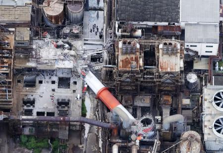 　地震で折れた日本製紙八代工場の煙突＝７月２９日午前、熊本県八代市（共同通信社ヘリから）