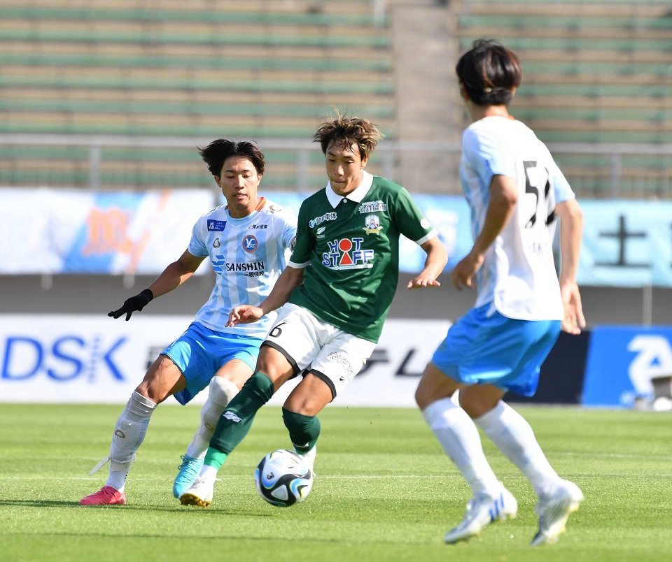 ＦＣ岐阜×ＹＳ横浜＝後半、相手のプレスをかわすＦＣ岐阜のＭＦ北＝長良川競技場