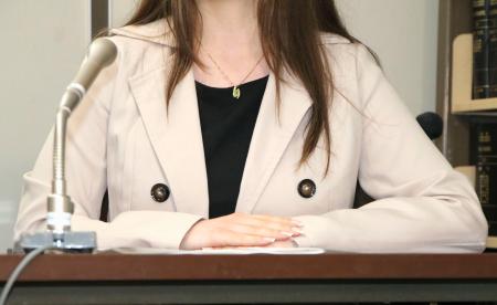 　提訴後に記者会見する米国籍の原告女性＝９日午前、東京・霞が関の司法記者クラブ