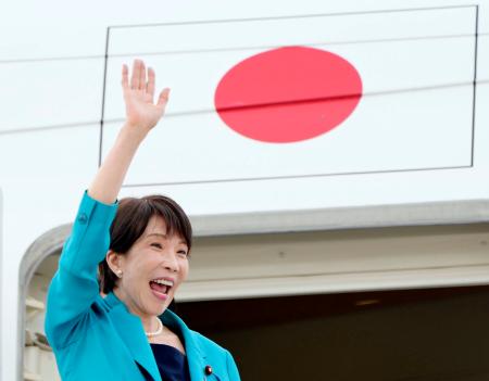 　インド訪問を終え、ニューデリーのパラム空軍基地から帰国の途に就く高市首相＝３日（共同）
