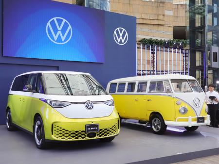 　フォルクスワーゲン（ＶＷ）の電気自動車（ＥＶ）ミニバン「ＩＤ．Ｂｕｚｚ（アイディーバズ）」（左）と「タイプ２」＝２０日、東京都港区