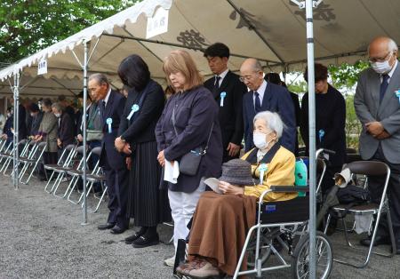 　慰霊祭で黙とうする参列者＝１１日午後、長崎県川棚町