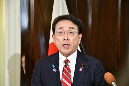 　記者会見する赤沢経済再生相＝２３日、ワシントン（共同）
