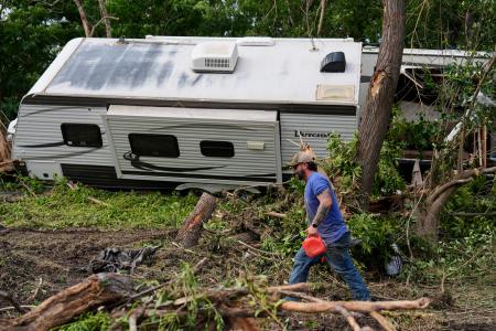 　７日、米テキサス州中部で起きた洪水で横倒しになった車両（ＡＰ＝共同）