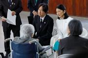 　日系人と懇談される秋篠宮ご夫妻＝２２日、パラグアイ中南部ラ・コルメナ（共同）