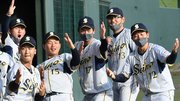 第９３回都市対抗野球大会東海地区２次予選の第５代表決定戦で本大会出場を決め、チームメートとおどける林優樹（左端）＝今年６月、岡崎市民