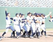 ２年連続３９度目の本大会出場を決めて喜ぶ西濃運輸の選手たち＝７日午後４時４５分、愛知県岡崎市、岡崎市民球場