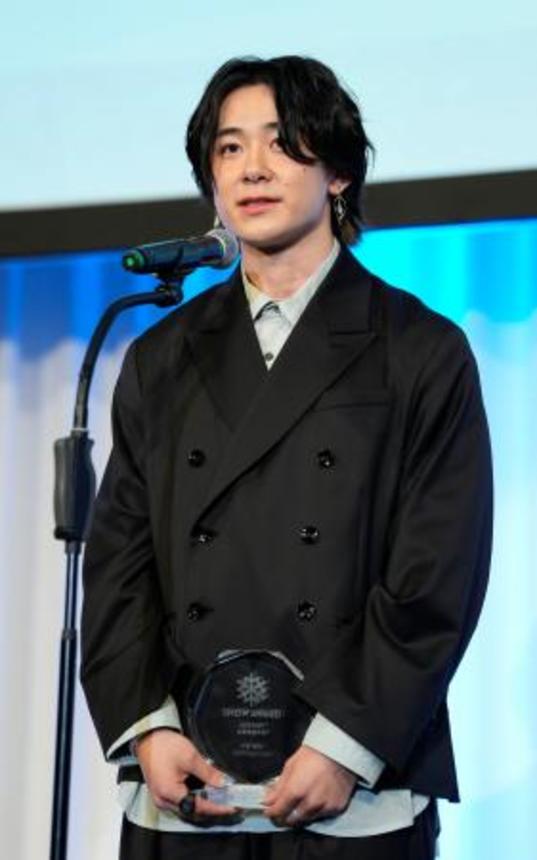 　全日本スキー連盟の２０２５〜２６年シーズンの最優秀選手賞に選ばれ、あいさつするスノーボード男子の戸塚優斗＝２８日、東京都品川区