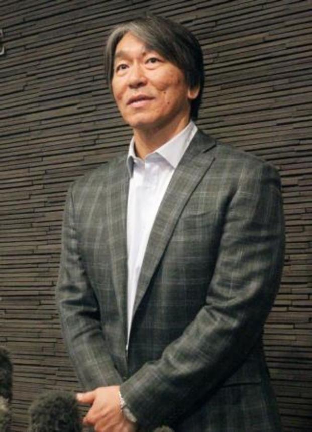 　ファーム施設を訪れ、取材に応える巨人の松井秀喜新監督＝２４日、川崎市のジャイアンツ球場