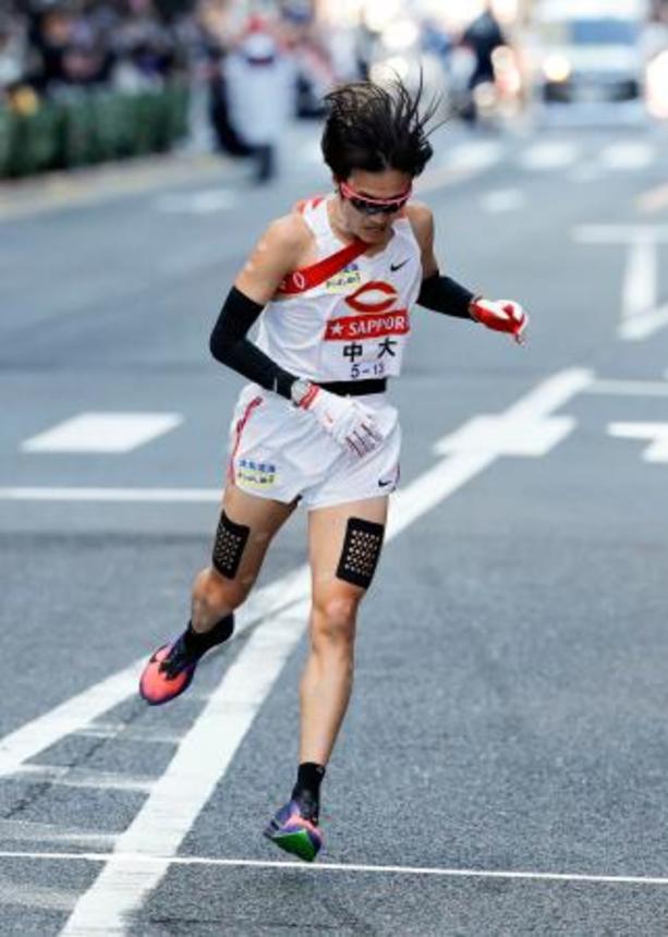 　５位でゴールする中大の吉中祐太＝東京・大手町