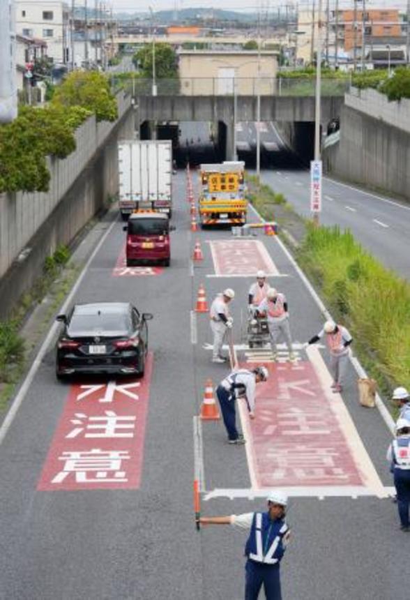 　８月の豪雨で冠水したアンダーパスの路面に設置された冠水注意の「標示」＝１日午前、千葉市中央区