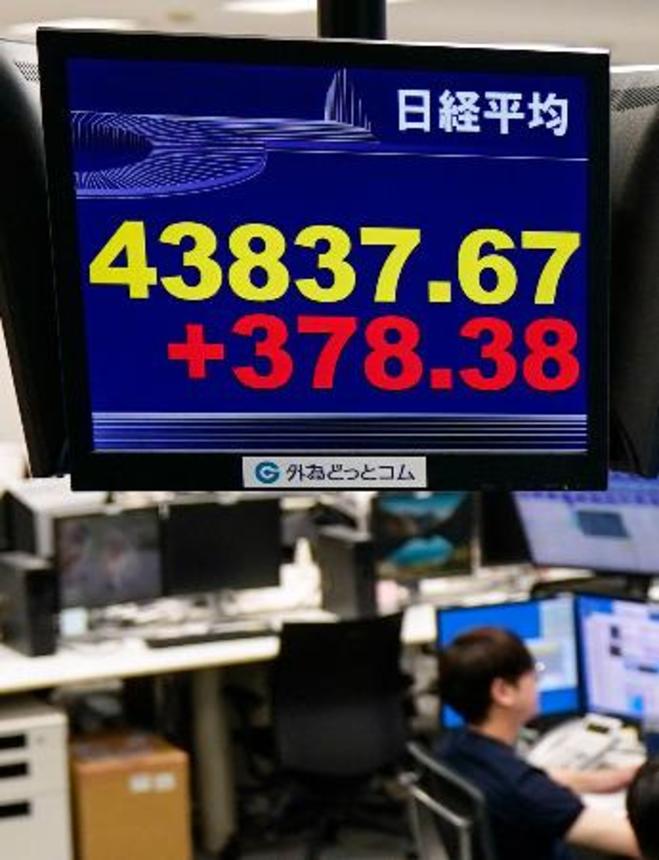 　日経平均株価の終値を示すモニター。約３週間ぶりに終値の最高値を更新した＝１０日午後、東京都港区の外為どっとコム