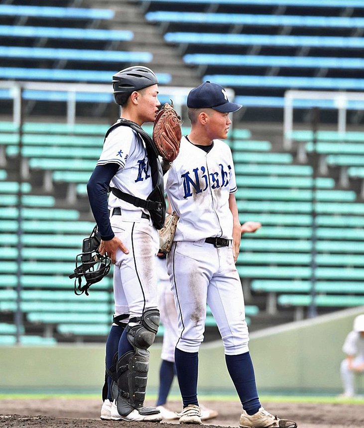 大垣工×大垣西＝女房役としてエース伊藤駿（右）の投球を支えた大垣西の江森＝長良川球場