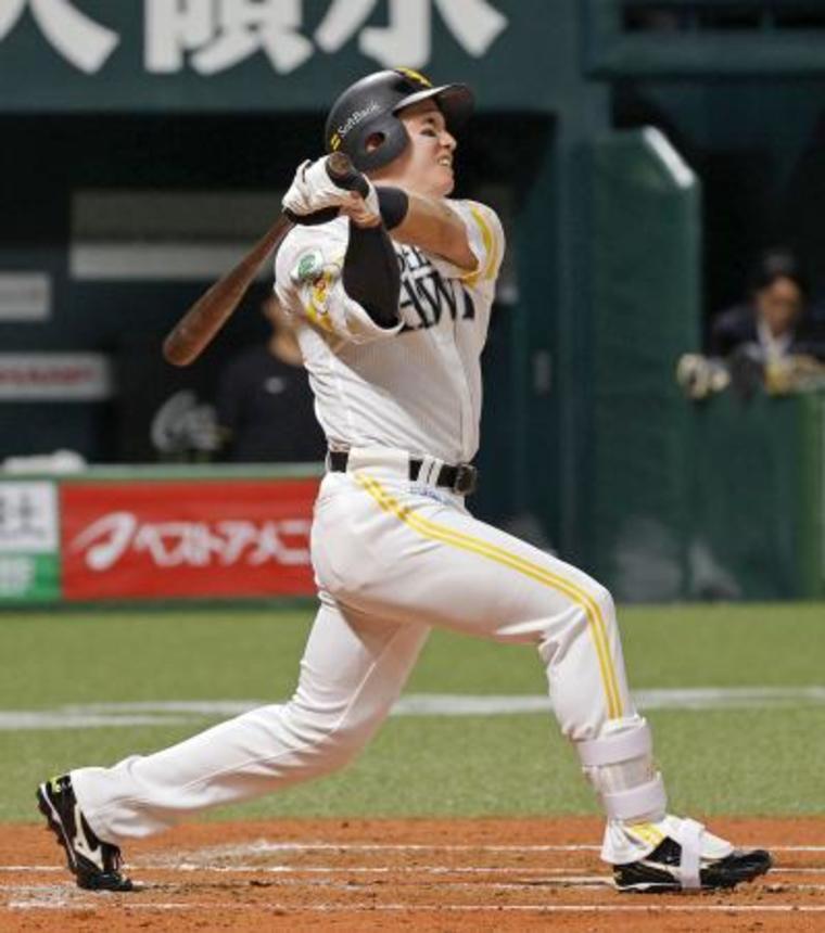 　９日の阪神戦で、通算１００本塁打となる先制２ランを放つソフトバンク・栗原＝みずほペイペイドーム