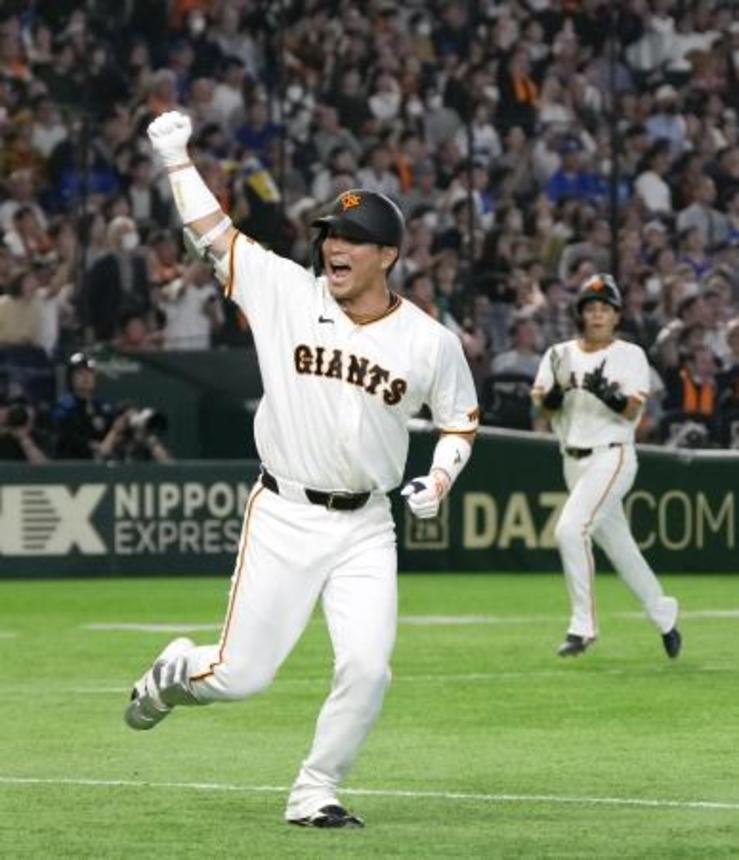 　７回、代打で逆転３ランを放ち、ベンチに向かってガッツポーズする巨人・大城＝東京ドーム