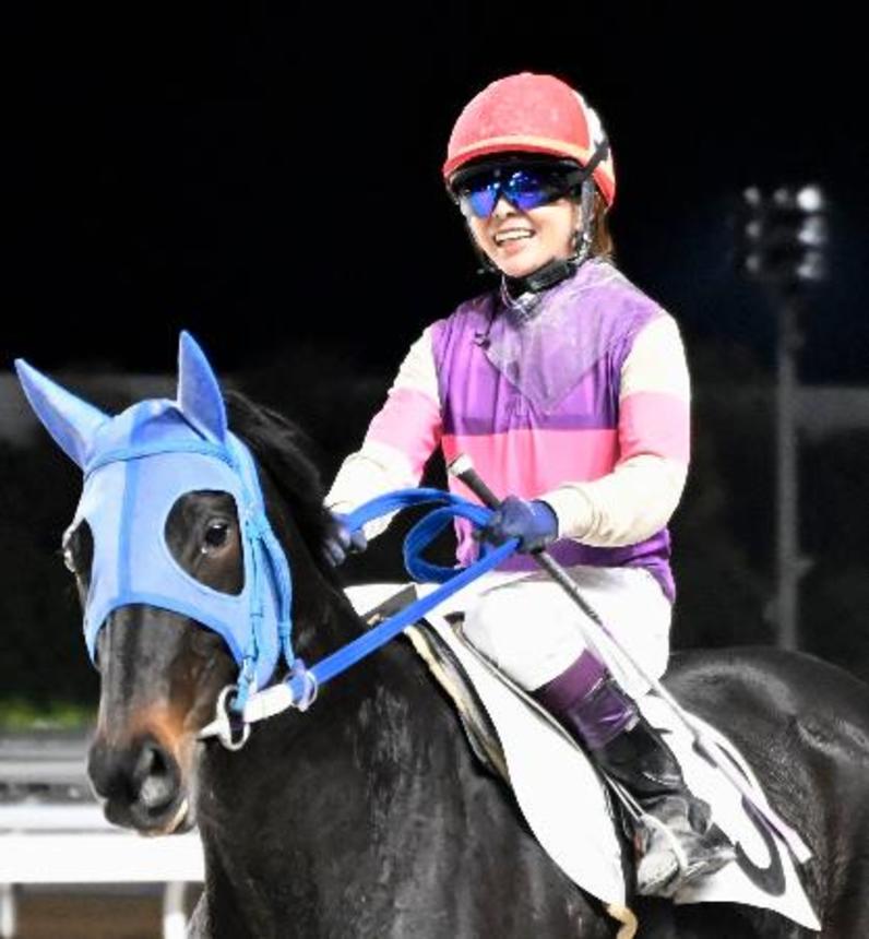 　馬に乗って引退式典に登場した宮下瞳騎手＝２６日夕、愛知県弥富市の名古屋競馬場