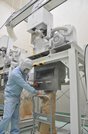 米を粉砕して粉にする製粉機。米の栽培から加工、流通までを一貫して手がける