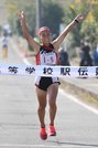 両手を挙げてゴールする美濃加茂のアンカー・加藤萌＝四国山香りの森公園付近特設コース