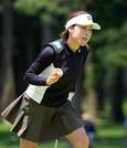 　第１日、１０番でバーディーを決めた岡山絵里。６アンダーで首位＝袖ケ浦ＣＣ新袖