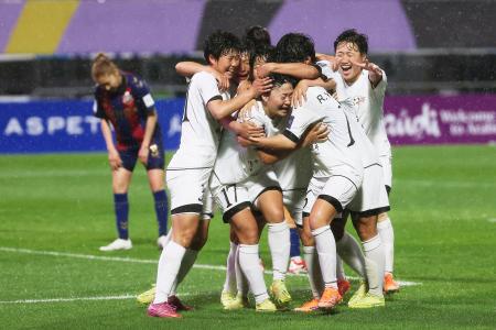 　サッカー女子ＡＣＬ準決勝の水原戦で、逆転のゴールに抱き合って喜ぶ選手たち＝２０日、韓国・水原（聯合＝共同）