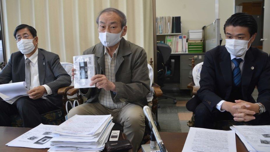 弁護士と共に会見し「権力者による検閲だと思っている」と訴える杉本裕明氏＝１１日、県庁