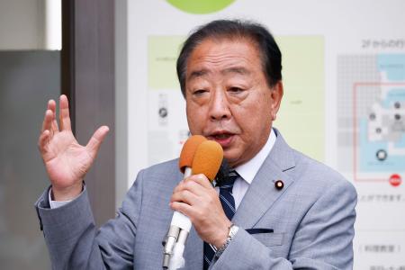 　街頭演説する立憲民主党の野田代表＝１４日午後、北九州市