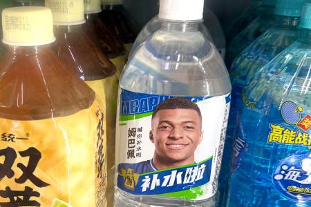 　北京市内の売店で売られるサッカーのエムバペ選手の写真がデザインされた清涼飲料水＝２７日（共同）
