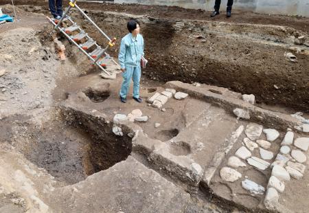 　平安京の中心部・内裏跡の発掘調査で見つかった「安福殿」の大型柱穴（左）や石敷きの溝（右）＝２８日午前、京都市上京区