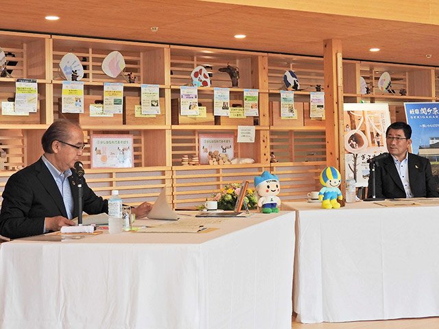 懇談会で観光振興での連携などについて確認した古田肇知事（右）と新田八朗知事＝岐阜市学園町、ぎふ木遊館