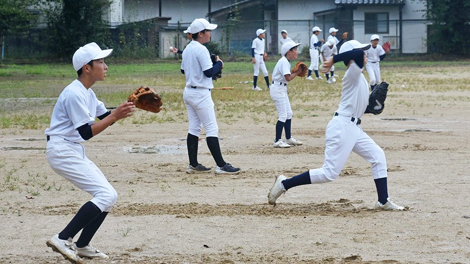 合同で練習に励む萩原南、萩原北、小坂の各中学校の生徒＝８月、下呂市萩原町萩原、萩原南中