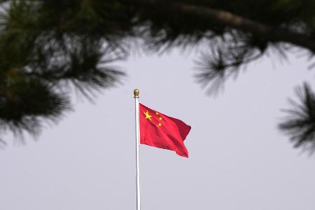 　北京市内に掲げられた中国国旗＝３月
