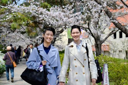 　笑顔で入学説明会に向かう宝塚音楽学校の合格者＝２９日午前、兵庫県宝塚市