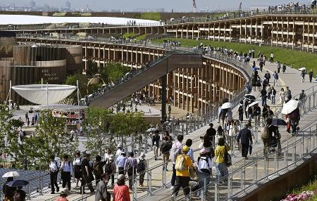 　大阪・関西万博の会場で、大屋根リングを散策する来場者＝５月、大阪市此花区の夢洲