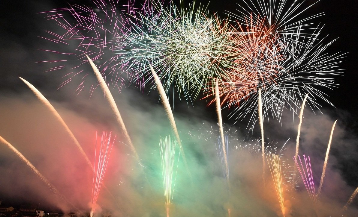 昨年の関市民花火大会のミュージック花火＝２０２５年８月１３日、関市稲口、津保川河畔