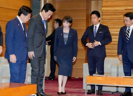 　閣議に臨む高市首相（中央）ら＝１０日午前、首相官邸