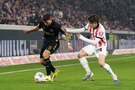 　ケルン戦で競り合うフライブルクの鈴木唯人（右）＝２５日、フライブルク（ゲッティ＝共同）