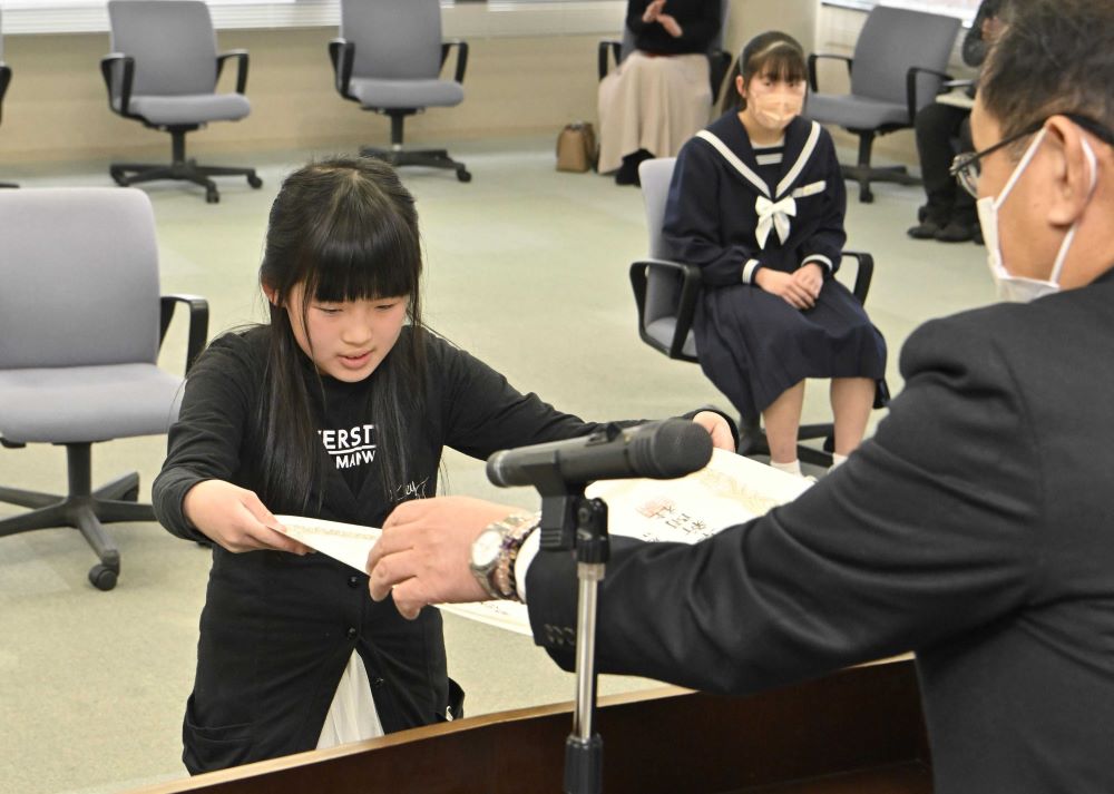 表彰状を受け取る最優秀賞の浅野智恵さん＝１９日午後１時３４分、岐阜新聞本社