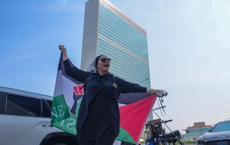 　米ニューヨークの国連本部の前に立つパレスチナの支持者＝４日（ゲッティ＝共同）
