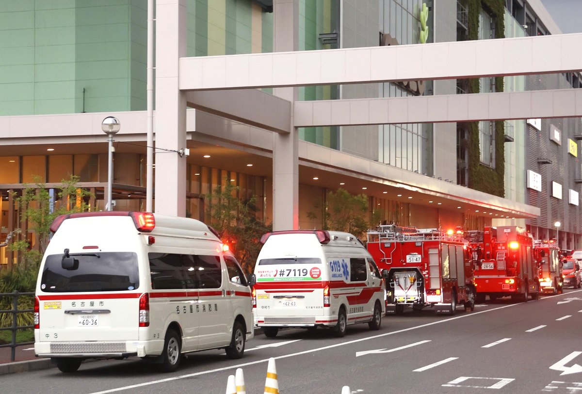 商業施設に集まった救急車や消防車両＝８日午後６時１７分、名古屋市西区