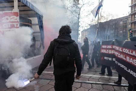 　７日、イタリア・ミラノで、五輪開催に抗議するデモに参加する人たち（ゲッティ＝共同）