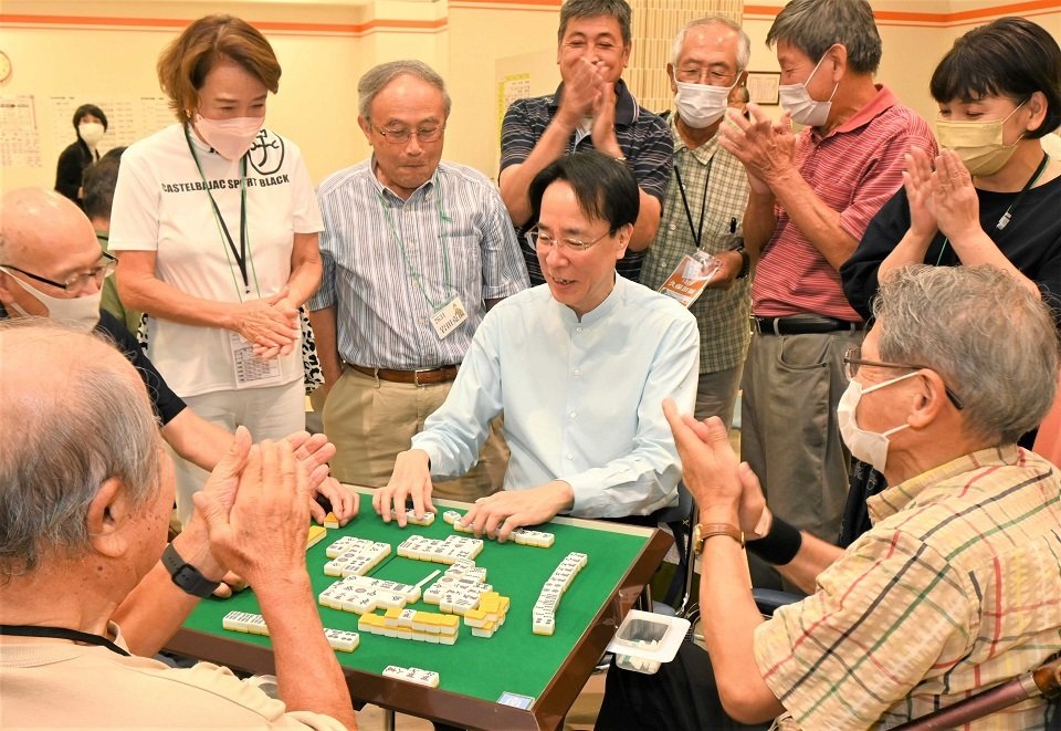 指導対局で見事なつも上がりを見せて喝采を浴びる土田浩翔プロ＝大垣市三塚町、イオンタウン大垣