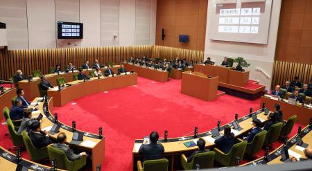 　政府に非核三原則の堅持を求める意見書を賛成多数で可決した長崎市議会の臨時議会＝８日午後